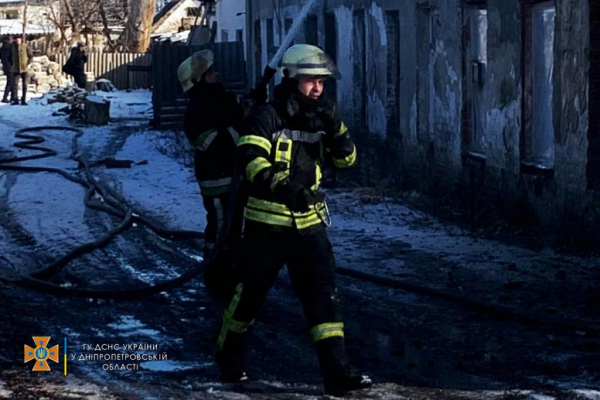 В Новомосковске спасатели почти 4 часа тушили пожар в двухэтажном доме
