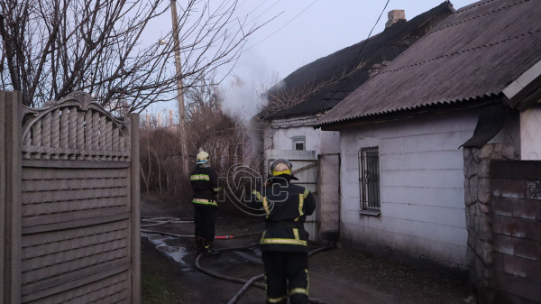 В Каменском на Живописном переулке случился пожар (фото) В Каменском на Живописном переулке случился пожар (фото)