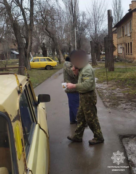 В Кривом Роге задержали мужчин, пиливших деревья без разрешительных документов
В Кривом Роге задержали мужчин, пиливших деревья без разрешительных документов
