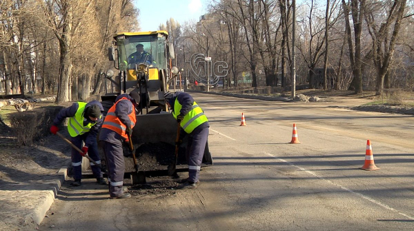 Убирают улицы и не только: в Каменском стартовало благоустройство