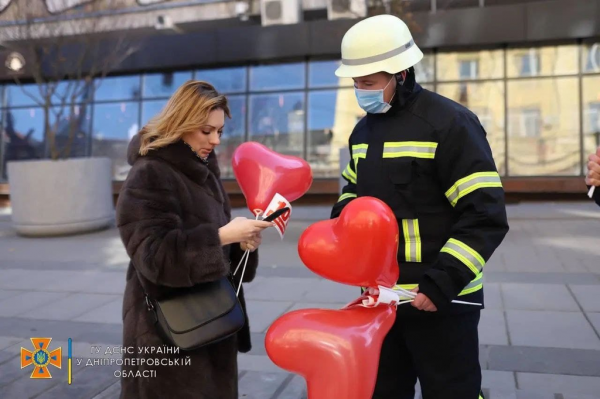 &laquo;101 причина, почему стоит любить&raquo;: в Днепре чрезвычайники провели акцию ко Дню влюбленных
