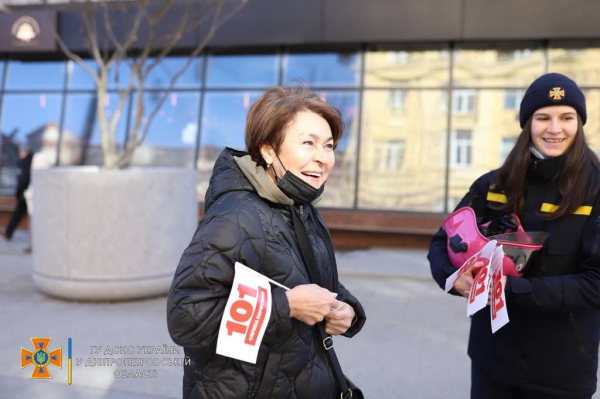 &laquo;101 причина, почему стоит любить&raquo;: в Днепре чрезвычайники провели акцию ко Дню влюбленных
