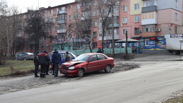 ДТП в Каменском: &laquo;Ланос&raquo; протаранил &laquo;Таврию&raquo;