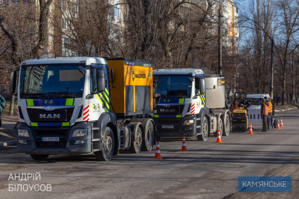 В Каменском проводят аварийный ремонт дорог 
