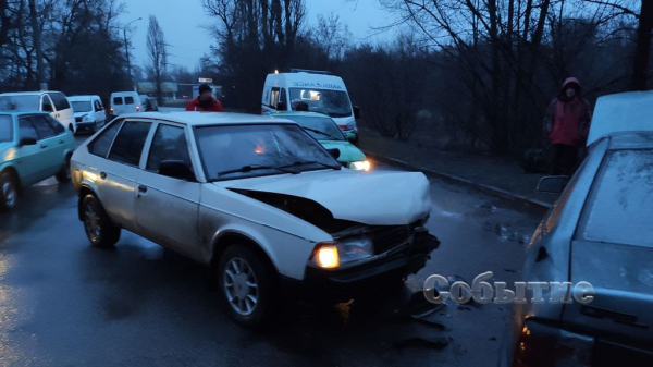 На улице Набережной в Каменском - ДТП с пострадавшими
