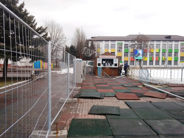 В Каменском разбирают ледовый каток