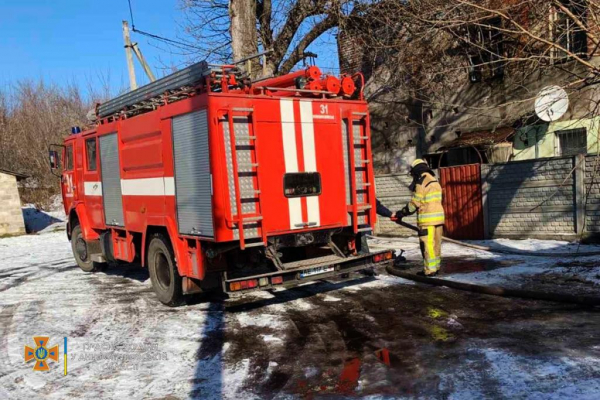 В Новомосковске спасатели почти 4 часа тушили пожар в двухэтажном доме
