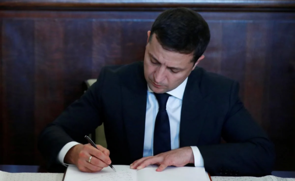 Владимир Зеленский подписал указ о всеобщей мобилизации в Украине
Владимир Зеленский подписал указ о всеобщей мобилизации в Украине