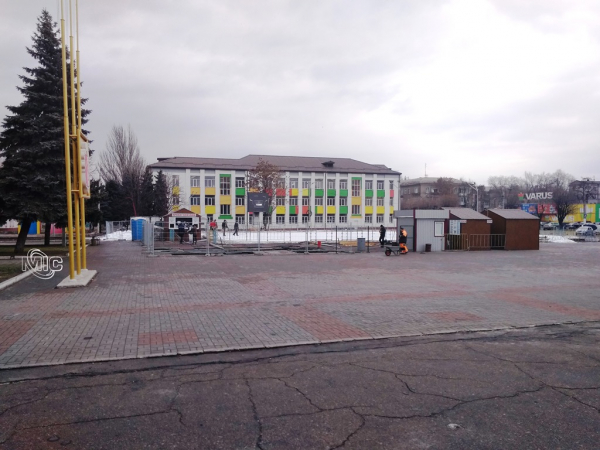 В Каменском разбирают ледовый каток