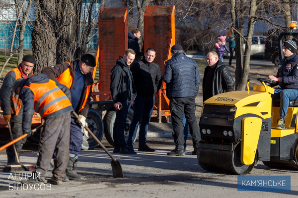 В Каменском проводят аварийный ремонт дорог 
