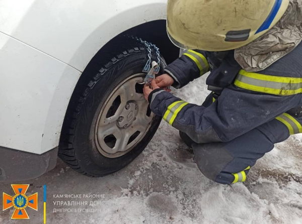 В Каменском спасатели помогли полицейским выехать с обледенелой дороги
