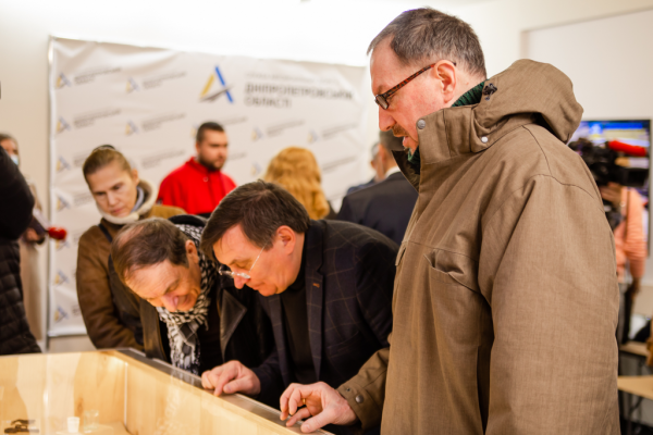 В Днепре открыли выставку артефактов, найденных при строительстве решетиловской трассы
