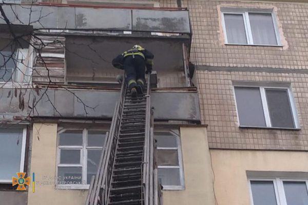 В Днепре ребенок чуть не выпал из окна 6-го этажа, пока&nbsp;его мама спала
