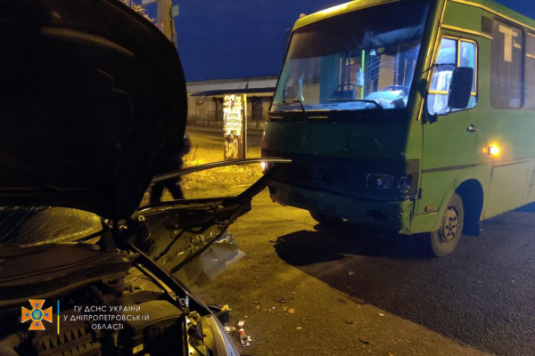 В Днепре на Передовой столкнулись&nbsp;Kia и&nbsp;&laquo;Эталон&raquo;, водителя легковушки госпитализировали
