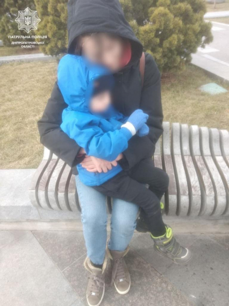 В Днепре патрульные помогли 4-летнему мальчику найти маму
