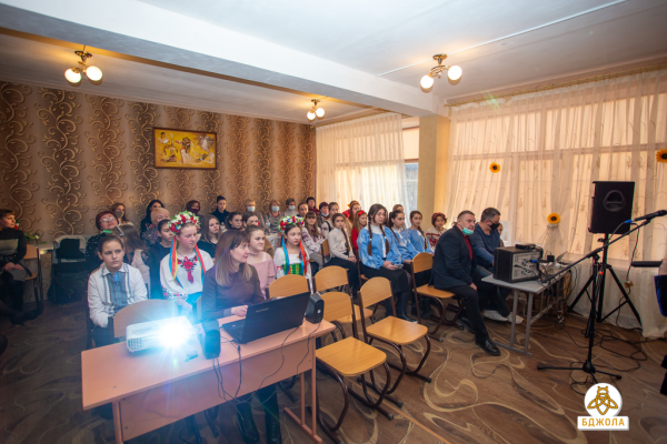 Активісти ГО &laquo;Бджола&raquo; вітали учнів Лівобережної школи мистецтв&nbsp;
