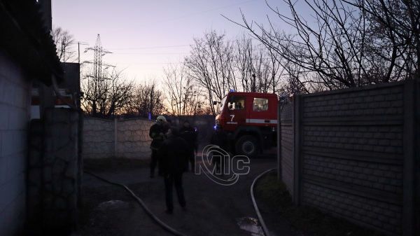 В Каменском на Живописном переулке случился пожар (фото) В Каменском на Живописном переулке случился пожар (фото)