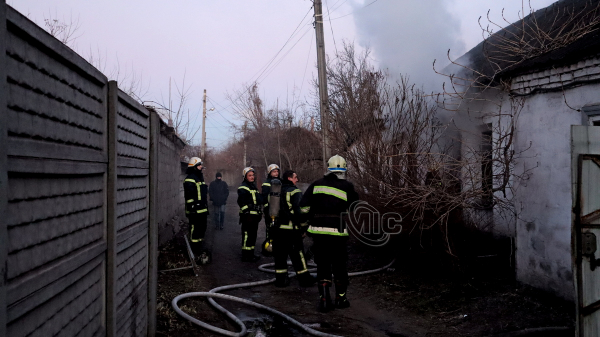 В Каменском на Живописном переулке случился пожар (фото) В Каменском на Живописном переулке случился пожар (фото)