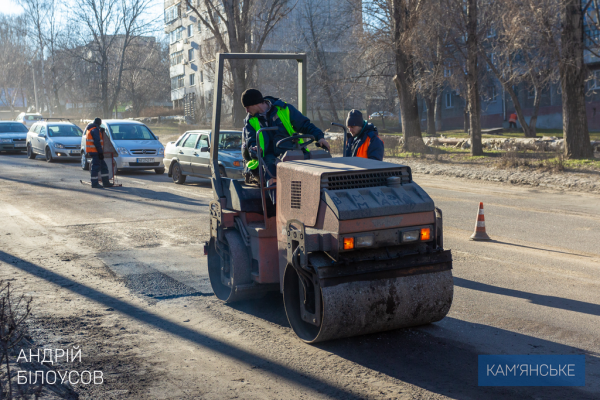 В Каменском проводят аварийный ремонт дорог 
