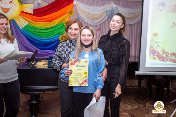 Активісти ГО &laquo;Бджола&raquo; вітали учнів Лівобережної школи мистецтв&nbsp;
