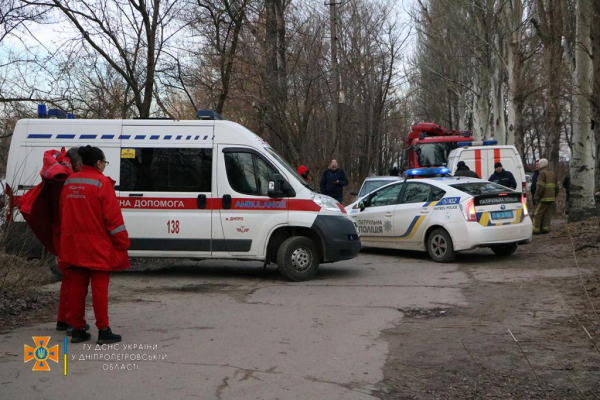 В Днепре трое полицейских и местный житель едва не погибли, спасая провалившегося под лед рыбака
В Днепре трое полицейских и местный житель едва не погибли, спасая провалившегося под лед рыбака
