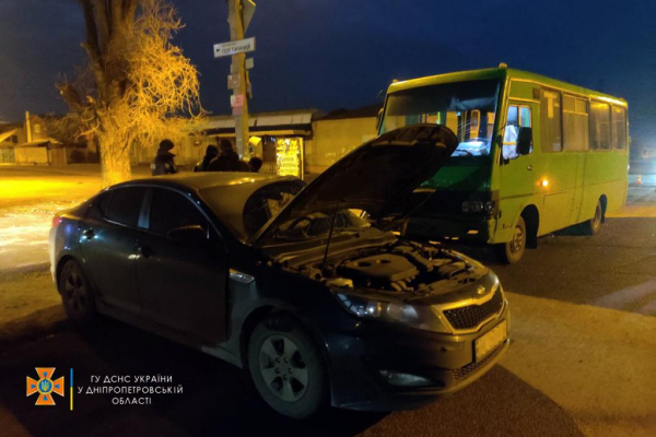 В Днепре на Передовой столкнулись&nbsp;Kia и&nbsp;&laquo;Эталон&raquo;, водителя легковушки госпитализировали
