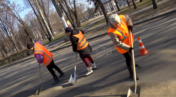 Убирают улицы и не только: в Каменском стартовало благоустройство