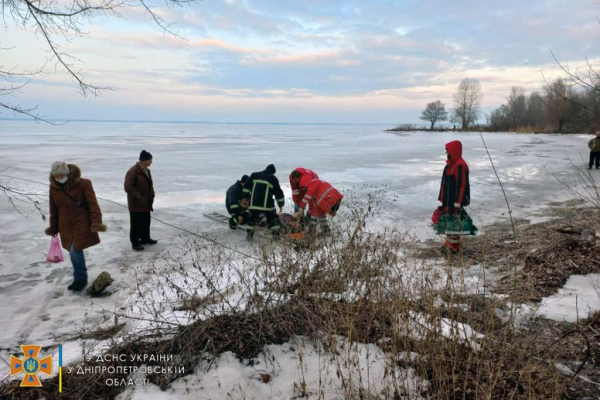 В Каменском районе двое рыбаков провалились под лед: одного спасли, второй утонул
