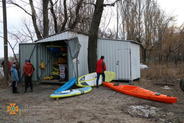 В Днепре трое полицейских и местный житель едва не погибли, спасая провалившегося под лед рыбака
В Днепре трое полицейских и местный житель едва не погибли, спасая провалившегося под лед рыбака