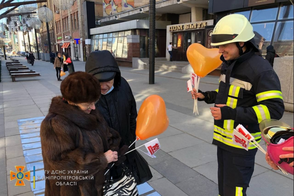 &laquo;101 причина, почему стоит любить&raquo;: в Днепре чрезвычайники провели акцию ко Дню влюбленных

