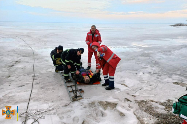В Каменском районе двое рыбаков провалились под лед: одного спасли, второй утонул
