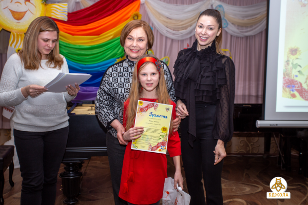 Активісти ГО &laquo;Бджола&raquo; вітали учнів Лівобережної школи мистецтв&nbsp;
