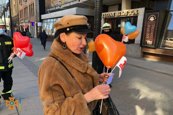&laquo;101 причина, почему стоит любить&raquo;: в Днепре чрезвычайники провели акцию ко Дню влюбленных
