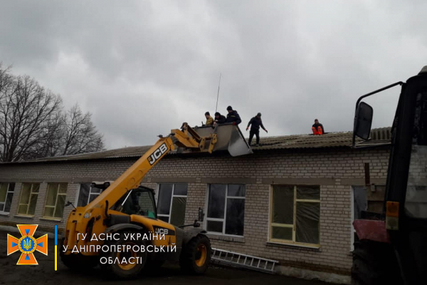 На Днепропетровщине силами спасателей и местных жителей ликвидировали последствия падения ракеты на школьный стадион 
