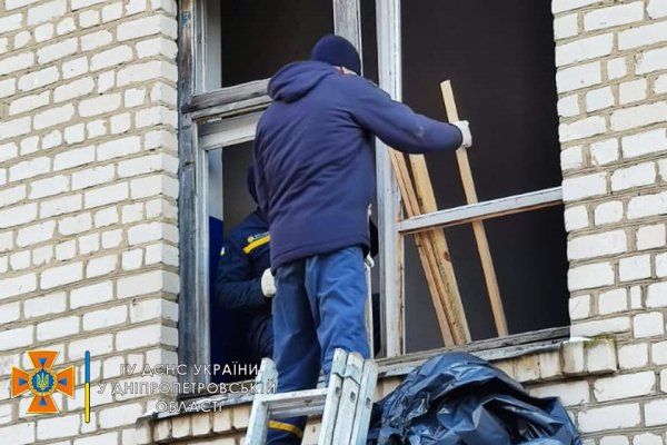 На Днепропетровщине силами спасателей и местных жителей ликвидировали последствия падения ракеты на школьный стадион 
