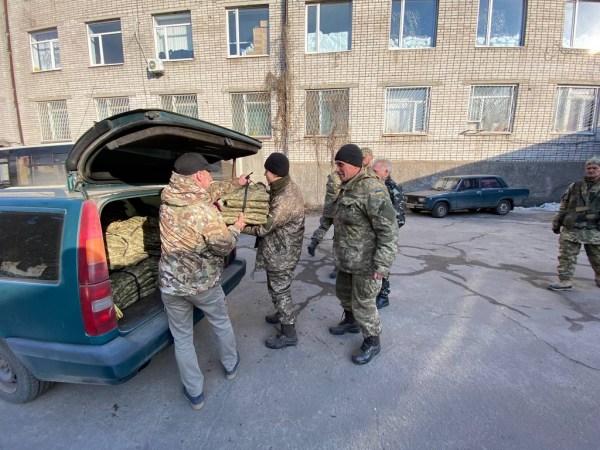 В Каменском бойцы теробороны получили форму, бронежилеты и рации
