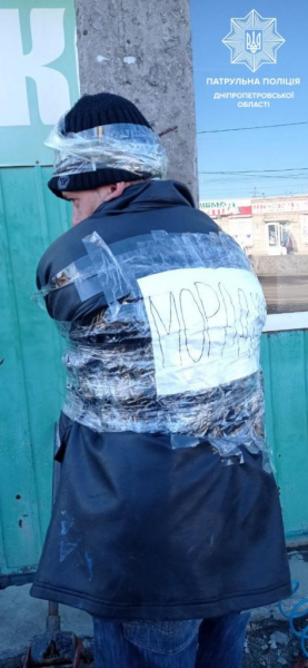 В Днепре задержали мародера при попытке украсть противотанковый еж 
