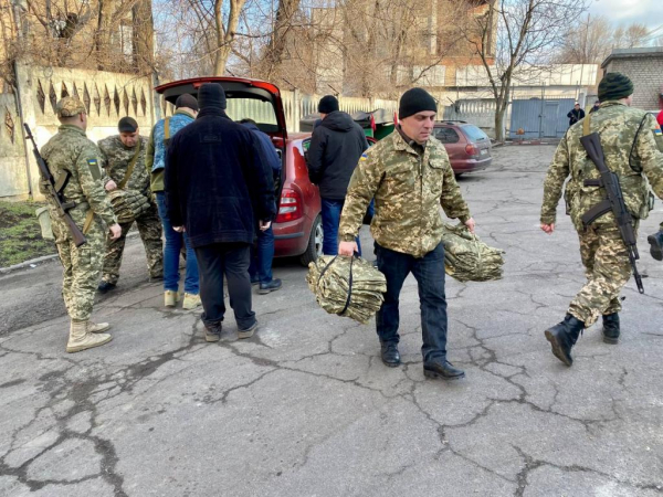 Каменское продолжает оказывать помощь военным
