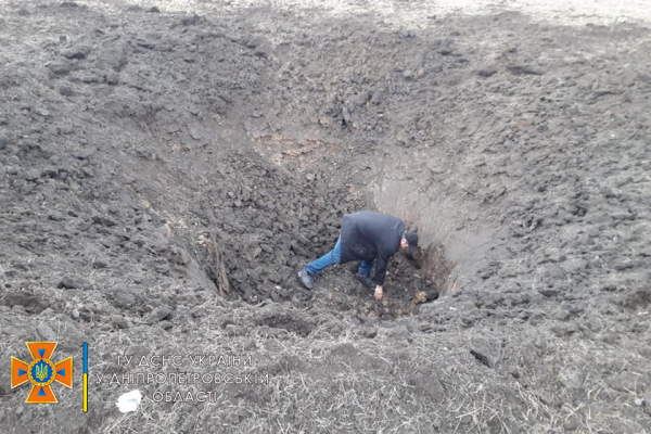 На Днепропетровщине силами спасателей и местных жителей ликвидировали последствия падения ракеты на школьный стадион 
