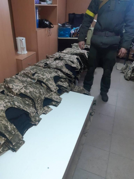 Защитникам Украины в горячих точках передали бронежилеты, произведенные на Днепропетровщине
