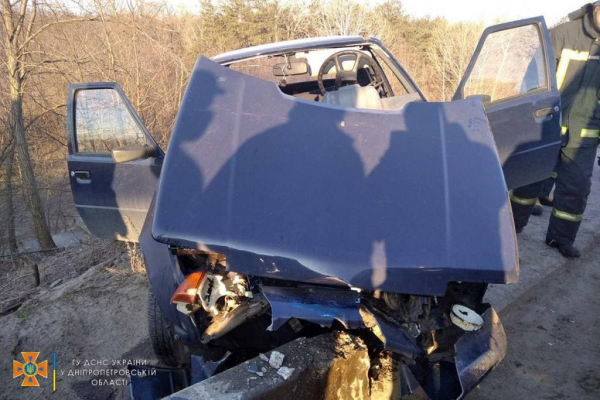 В Каменском на мосту через Днепр &laquo;Таврия&raquo; влетела в отбойник, пострадали два человека
