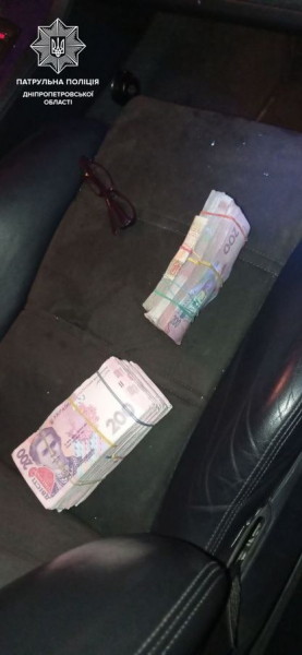 В Днепре задержали мужчину с подозрительной перепиской, крупной суммой денег и лопатой
