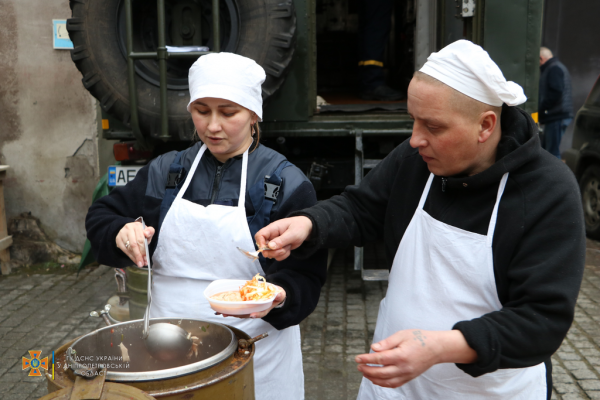 В Днепре для защитников работает полевая кухня спасателей
