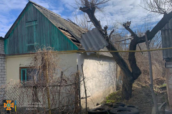 Ветер сорвал шифер с крыш десятка домов в Днепре
