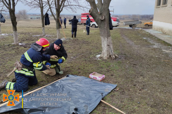 На Днепропетровщине силами спасателей и местных жителей ликвидировали последствия падения ракеты на школьный стадион 
