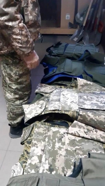 Защитникам Украины в горячих точках передали бронежилеты, произведенные на Днепропетровщине
