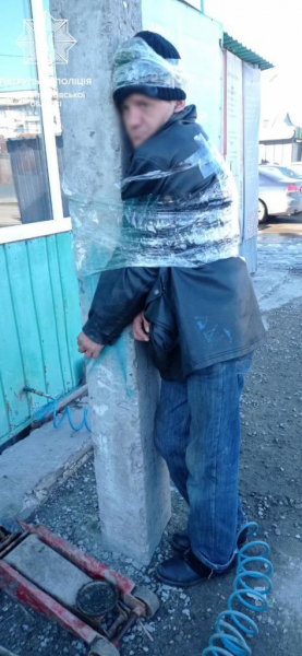 В Днепре задержали мародера при попытке украсть противотанковый еж 

