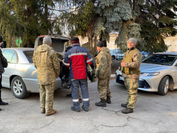 В Каменском бойцы теробороны получили форму, бронежилеты и рации
