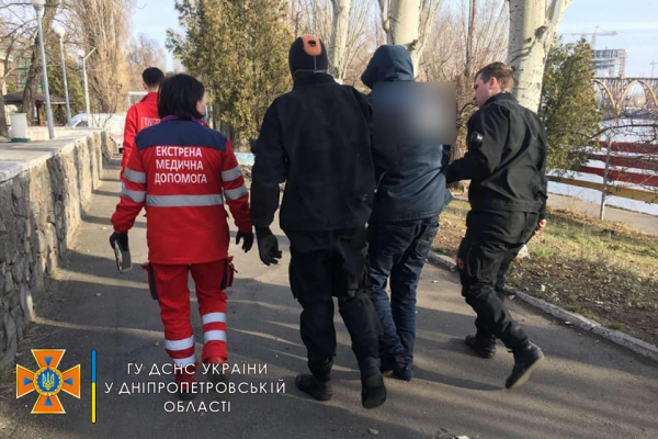 В Днепре спасли мужчину, упавшего с моста
