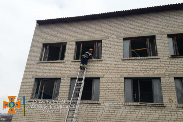 На Днепропетровщине силами спасателей и местных жителей ликвидировали последствия падения ракеты на школьный стадион 
